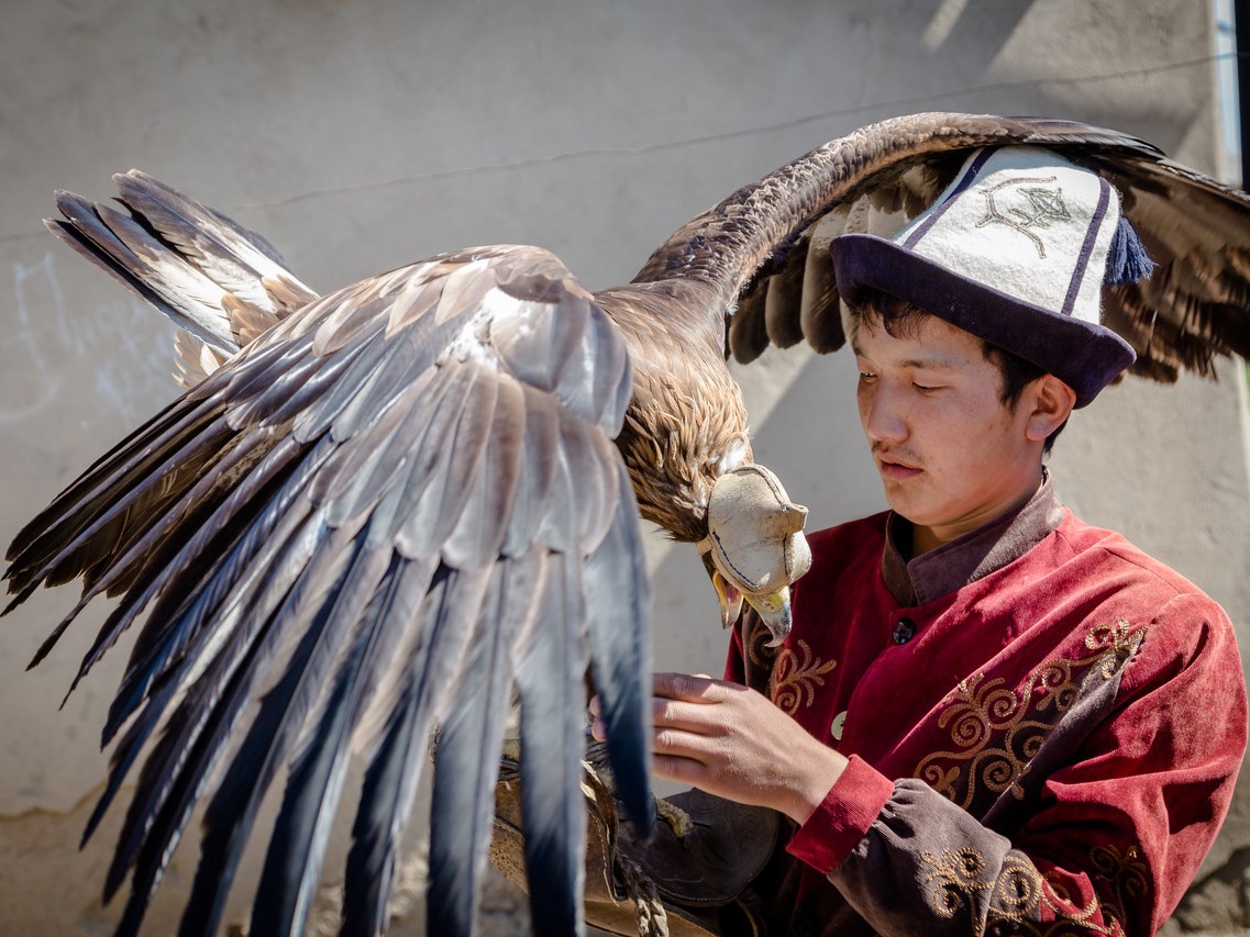 homme avec un aigle