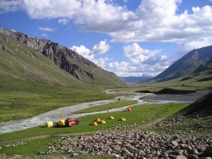 Between Kirghiz Alatoo and Son Koul
